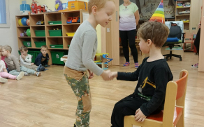 Náš kamarád má narozeniny