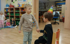 Náš kamarád má narozeniny