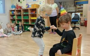 Náš kamarád má narozeniny