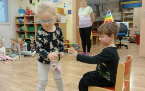 Náš kamarád má narozeniny