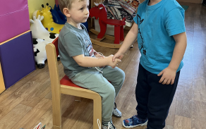 Náš kamarád má narozeniny