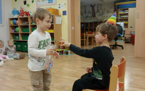 Náš kamarád má narozeniny