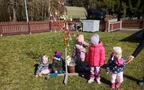 hledání vajíček na zahradě