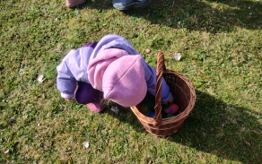 hledání vajíček na zahradě