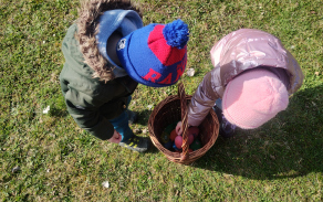 hledání vajíček na zahradě