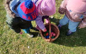 hledání vajíček na zahradě