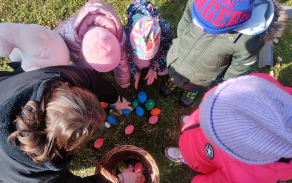 hledání vajíček na zahradě