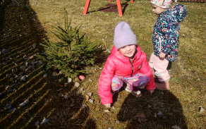 hledání vajíček na zahradě